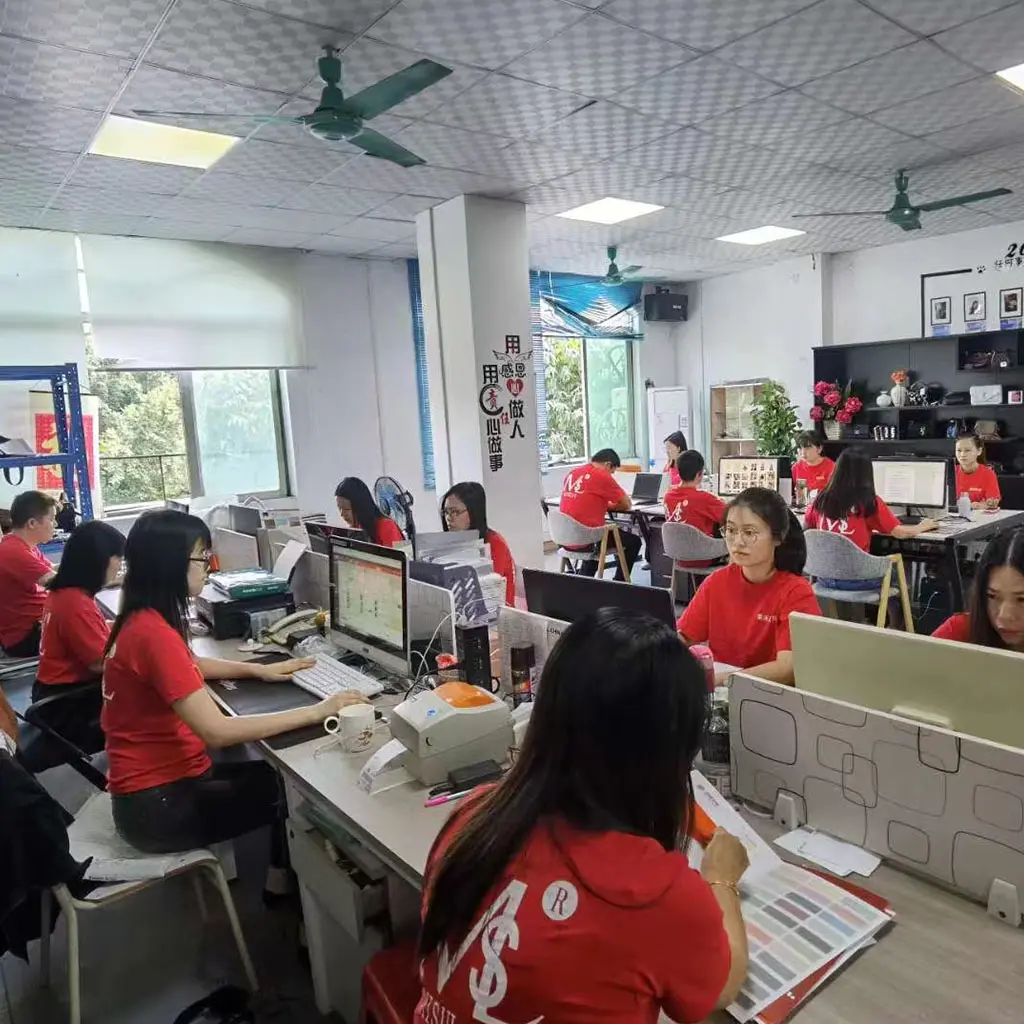 laimi-bag-factory-office-team-working
